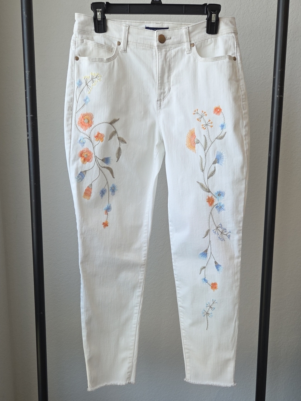 Bandolino White Skinny Jeans Blue and Orange Floral Embroidery Sz 8 Ankle Pants